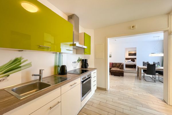  Haus Derk Juist - Bakhus Borkum - Küchenzeile mit Blick zum Wohnbereich und weiter in ein Schlafzimmer
