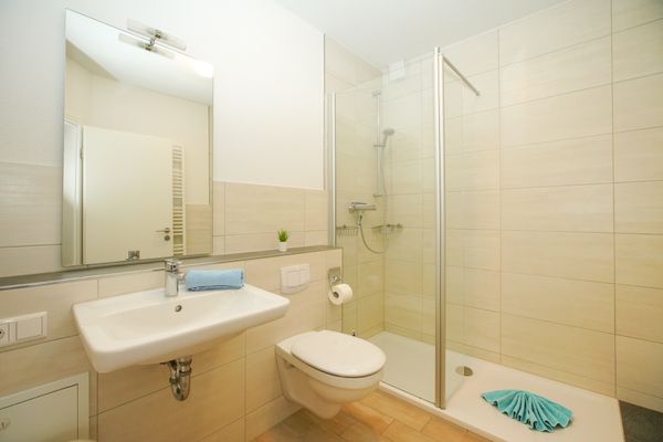  Haus Derk Juist - Bakhus Borkum - Badezimmer mit WC, Waschbecken und Dusche