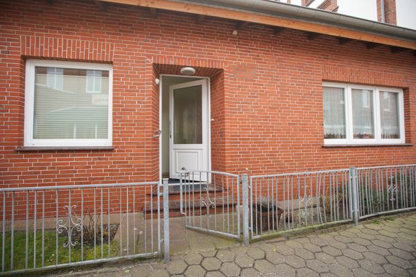  Haus Derk Juist - Bungalow Borkum - Eingang mit drei Treppenstufen