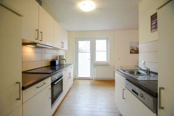  Haus Derk Juist - Bungalow Borkum - Küchenzeile mit Blick zur Terrassentür