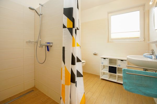  Haus Derk Juist - Bungalow Borkum - Badzimmer mit Blick auf Dusche und Waschbecken