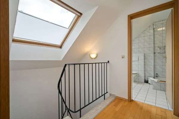 Ferienhaus Zander Fuenfseen Flur im Obergeschoss mit Blick ins Bad  Zander
