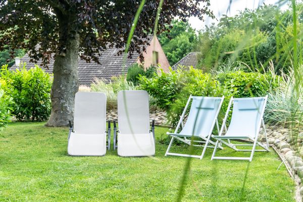  Ferienwohnung Wattlöwe Tönning - Gartenliegen
