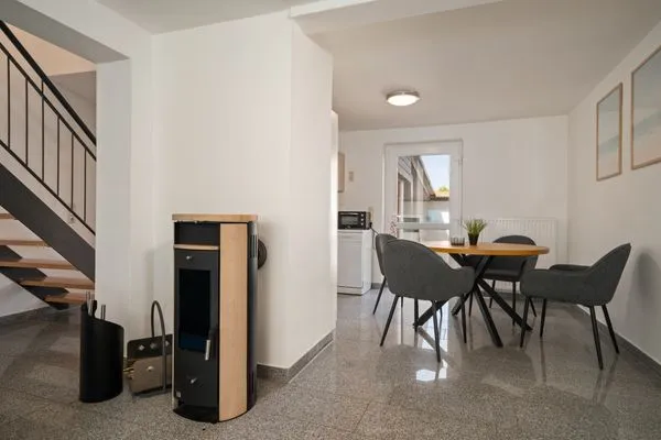 Seehus Malchow Wohnzimmer Blick zum Essbereich  Seehus