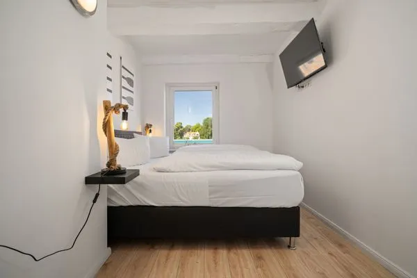 Seehus Malchow Schlafzimmer 1 mit TV  Seehus