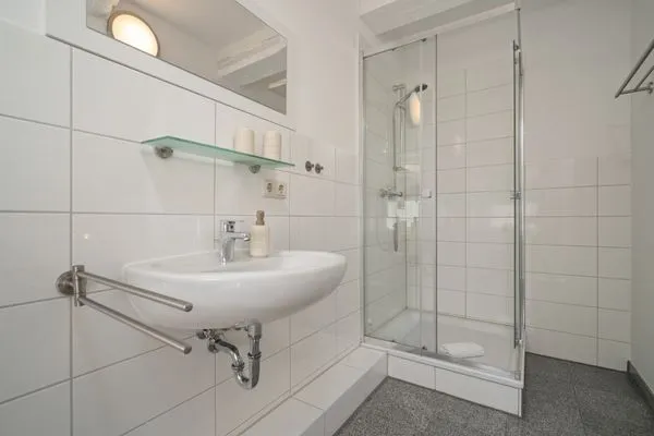 Seehus Malchow Badezimmer 2 mit Dusche  Seehus