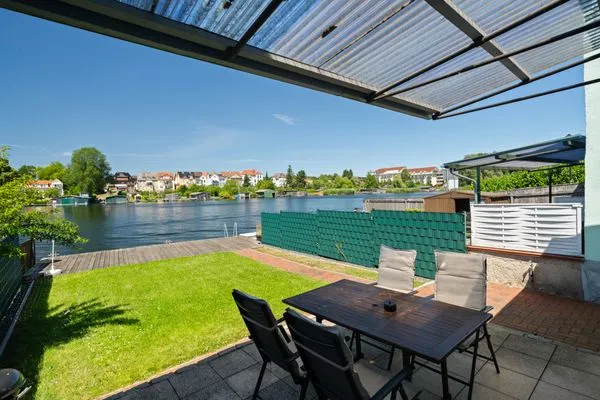 Seehus Malchow Terrasse mit Blick aufs Wasser  Seehus