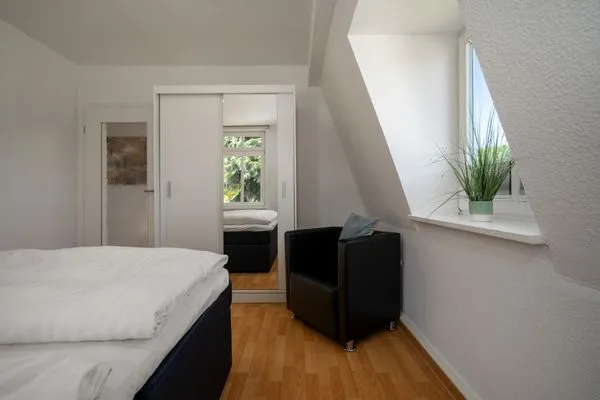 Apartment Strandglück Malchow - Schlafzimmer 1 mit Blick zur Eingangstür  Strandglück