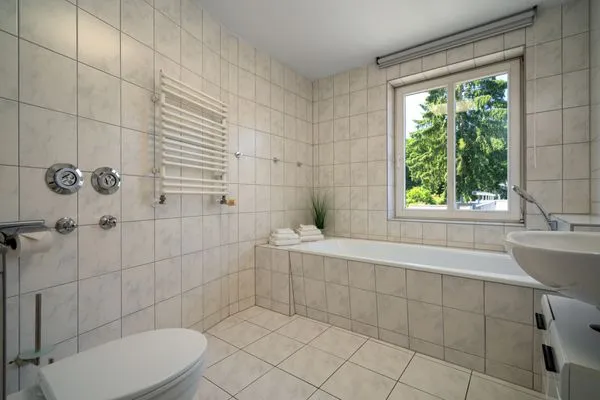 Apartment Strandglück Malchow - Badezimmer mit Badewanne  Strandglück