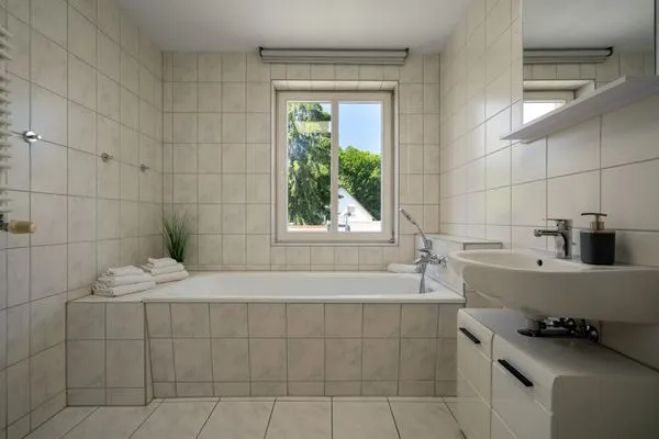 Apartment Strandglück Malchow - Badezimmer mit Blick ins Grüne  Strandglück