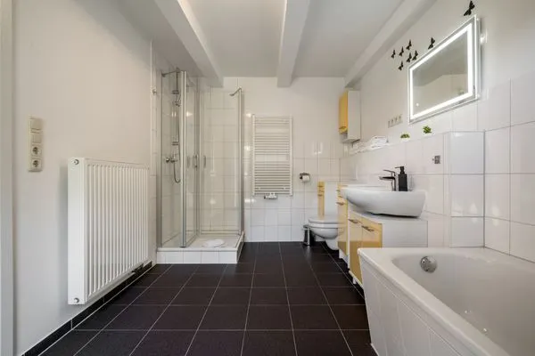 Einfamilienhaus Träumerei Alt Schwerin Badezimmer 2 mit Dusche und Badewanne  Träumerei