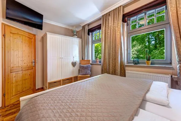 Schlafzimmer mit großen Doppelbett  Haus Seeadler, Whg. Sturmmöwe