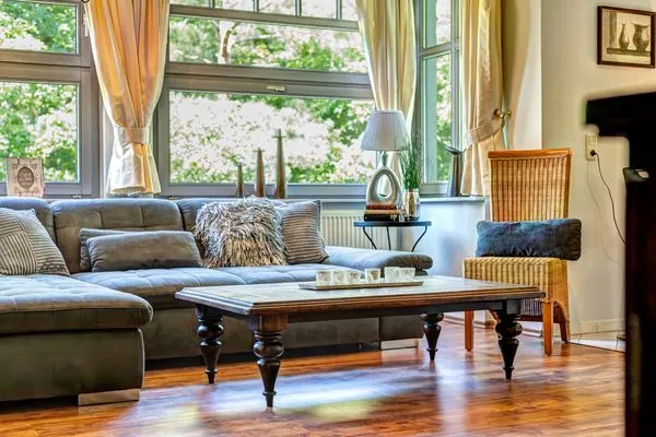 Wohnbereich mit Heller Fensterfront  Haus Seeadler, Whg. Turmfalke