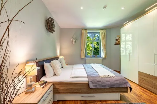 Schlafzimmer mit großen Doppelbett  Haus Seeadler, Whg. Turmfalke