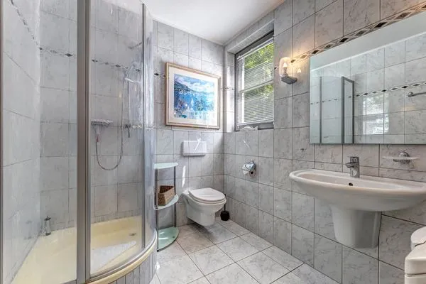 Badezimmer mit Dusche und Waschbecken  Haus Seeadler, Whg. Turmfalke