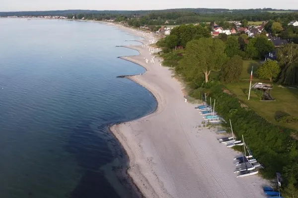 Genießen Sie den perfekten Tag am traumhaften Strand mit kristallklarem Wasser.  Flipper
