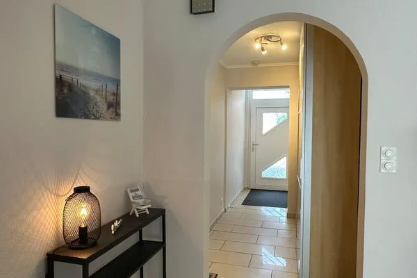 Willkommen im stilvollen Flur mit eleganter Beleuchtung.  Flipper