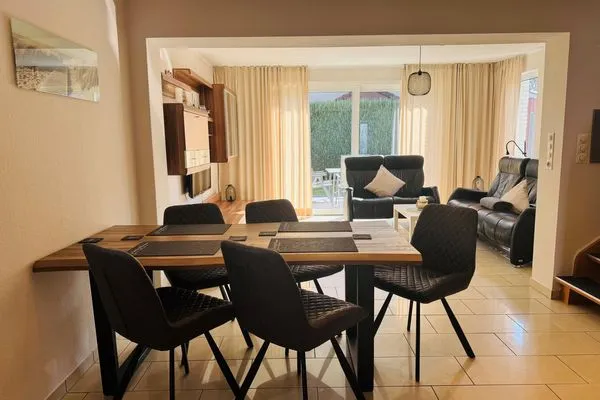 Entspannen Sie in diesem stilvollen Wohnzimmer mit modernem Esstisch!  Flipper