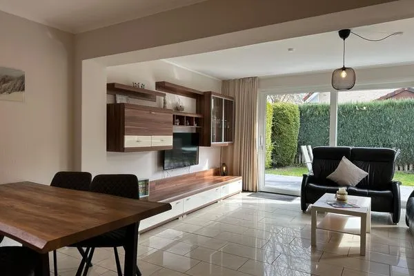 Gemütliches Wohnzimmer mit moderner Ausstattung. Ideal zum Entspannen oder Essen.  Flipper