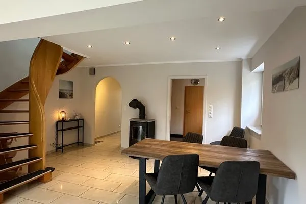 Entspannen Sie sich in diesem stilvollen Wohnraum mit modernem Design.  Flipper