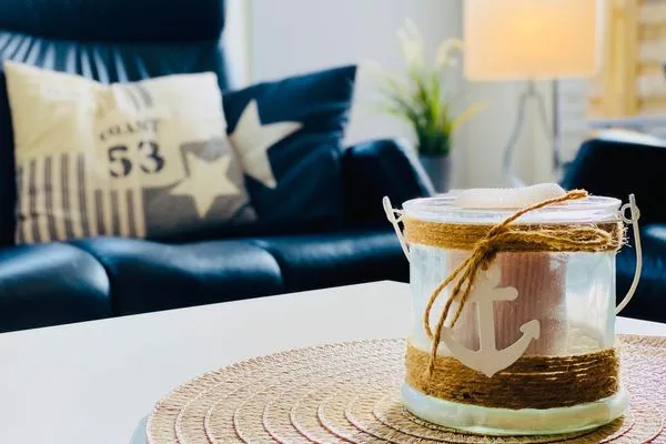 Genießen Sie entspannte Stunden in diesem stilvollen Wohnzimmer.  Flipper