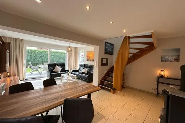 Einladender Wohnbereich ideal für gesellige Abende.  Flipper