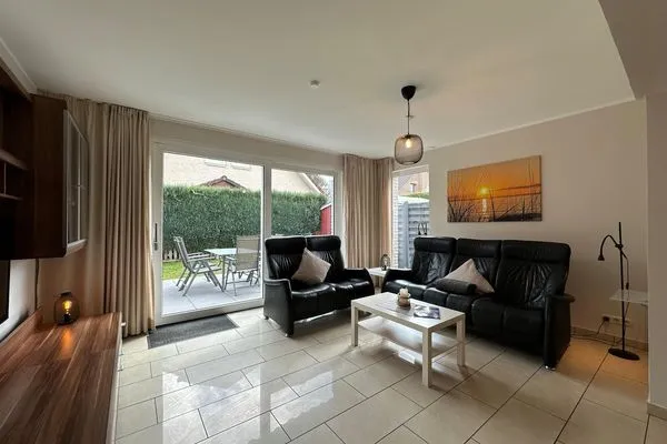 Gemütliches Wohnzimmer in modernem Design mit direktem Zugang zur Terrasse.  Flipper