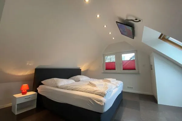 Erleben Sie erholsame Nächte in diesem modernen Schlafzimmer mit Fernseher.  Flipper