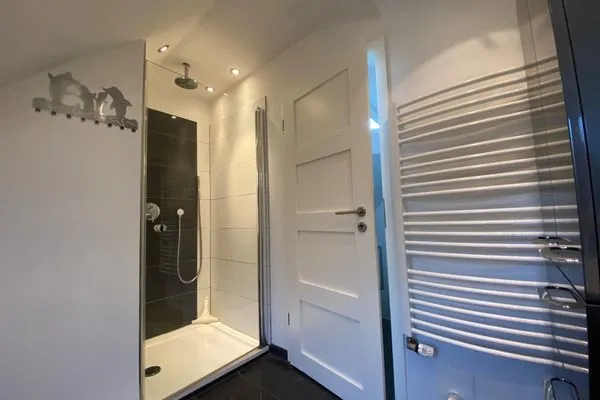Flipper- großes Badezimmer mit Dusche  Flipper