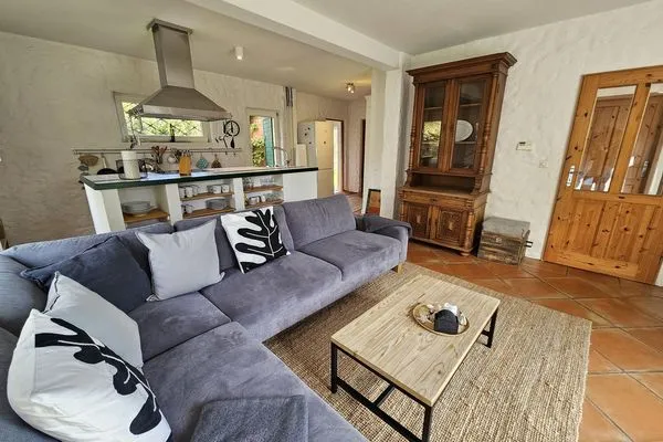 Entspannen Sie in diesem stilvollen Wohnzimmer mit modernem Flair und gemütlicher Ausstattung.  Haus Horizont