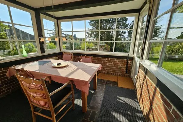 Genießen Sie entspannte Stunden in diesem hellen Essbereich mit Ausblick!  Haus Horizont