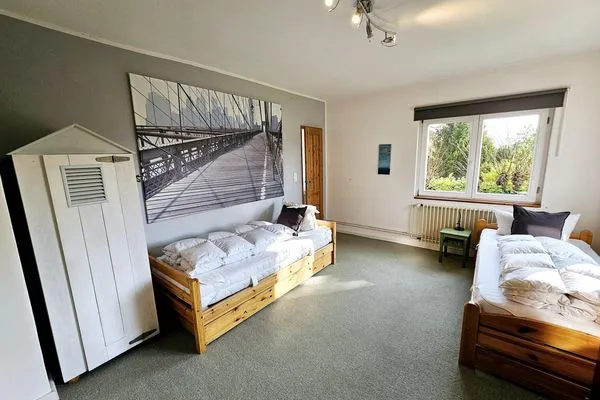 Geräumiges Schlafzimmer mit natürlichem Licht und einladenden Betten.  Haus Horizont