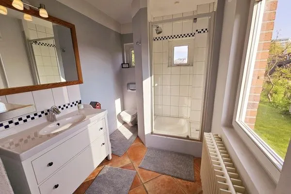 Modernes Badezimmer mit eleganter Dusche und stilvollem Waschbecken.  Haus Horizont