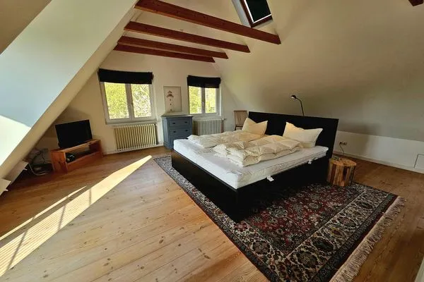 Erleben Sie Komfort in diesem stilvollen Schlafzimmer mit herrlichem Dachfensterlicht.  Haus Horizont