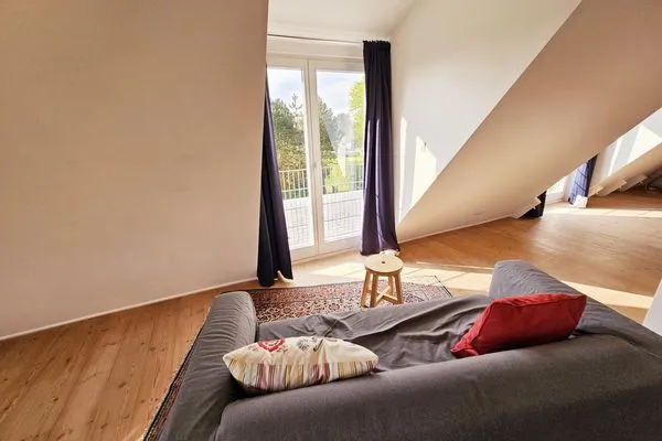 Helles Wohnzimmer mit einladendem Sofa.  Haus Horizont