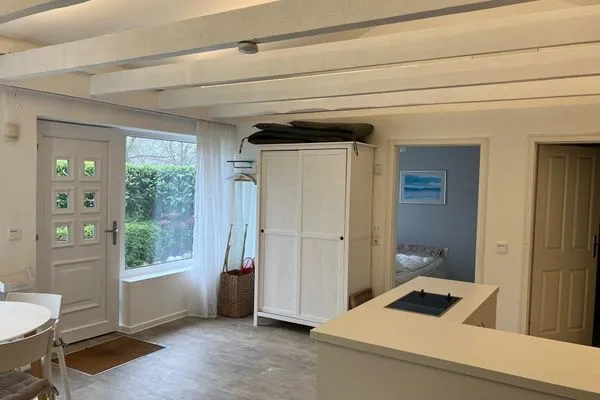 Genießen Sie ein helles und offenes Wohnzimmer, perfekt für entspannte Stunden!  Häuschen am Meer