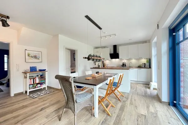 Entdecken Sie die stilvolle Küche mit einem einladenden Essbereich, perfekt für gesellige Abende!  Haus Schiffchen