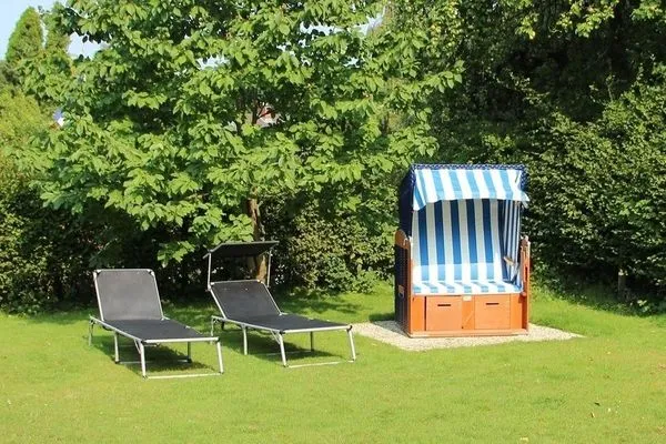 Genießen Sie entspannte Stunden auf dieser großzügigen Terrasse mit Liegen und Strandkorb.  Haus Schiffchen