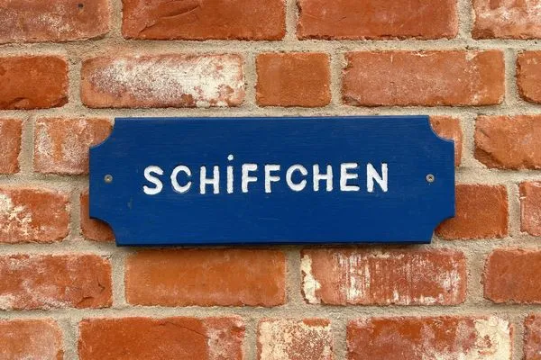 Entdecken Sie unser charmantes Schild 'Schiffchen' für ein maritimes Flair.  Haus Schiffchen