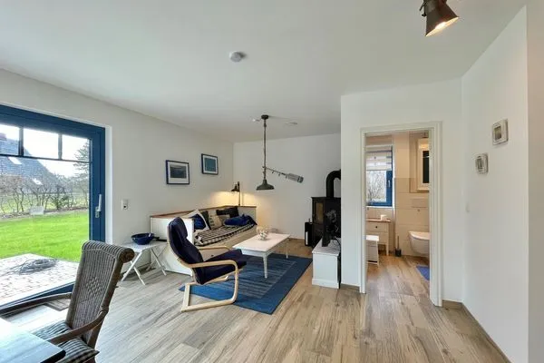 Genießen Sie entspannte Stunden in diesem freundlichen Wohnbereich mit direktem Zugang zur Terrasse.  Haus Schiffchen