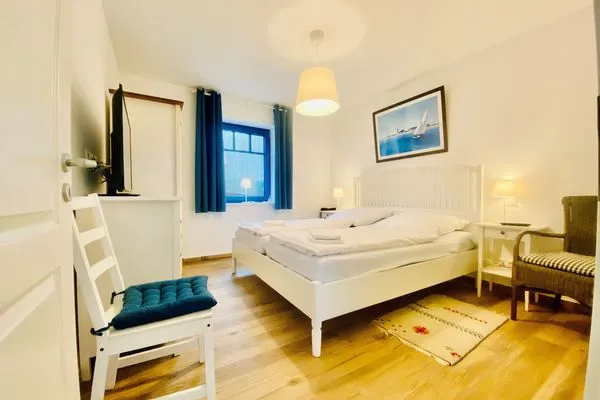 Geräumiges und gemütliches Schlafzimmer für erholsame Nächte.  Haus Schiffchen