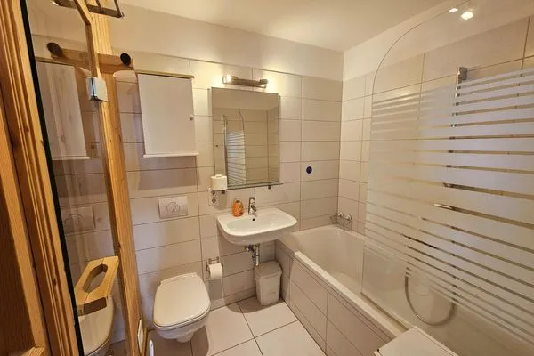 Stilvolles Badezimmer mit modernen Annehmlichkeiten. Strandpark Lübecker Bucht Findus