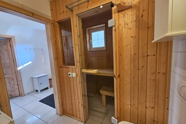 Entspannen Sie in dieser stilvollen Sauna, perfekt für Erholung und Wellness. Strandpark Lübecker Bucht Findus