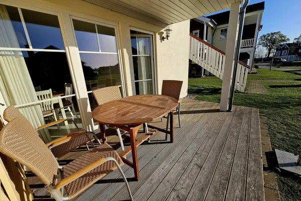 Genießen Sie entspannte Stunden auf der sonnigen Terrasse. Strandpark Lübecker Bucht Findus