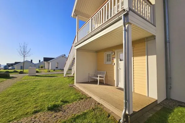 Genießen Sie die sonnige Terrasse mit gemütlicher Sitzbank und direktem Zugang zur Unterkunft. Strandpark Lübecker Bucht Findus