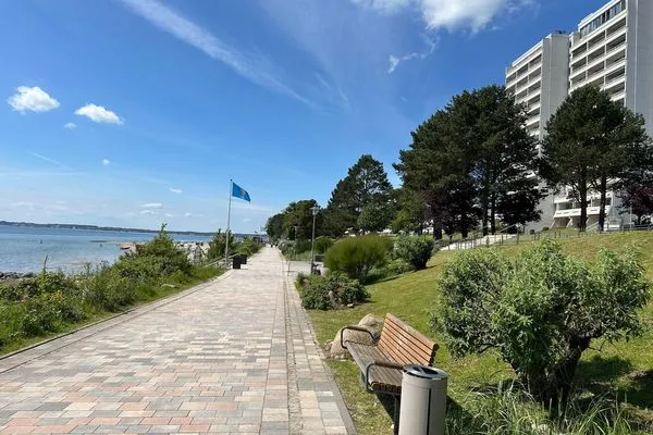 Genießen Sie entspannende Spaziergänge an der idyllischen Strandpromenade! Strandpark Lübecker Bucht Findus