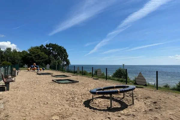 Entdecken Sie den perfekten Spielplatz mit Trampolinen für Abenteuer und Spaß. Strandpark Lübecker Bucht Findus