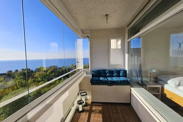 Genießen Sie unvergessliche Momente auf dem Balkon mit atemberaubendem Meerblick. Panoramic Sierksdorf Bayview