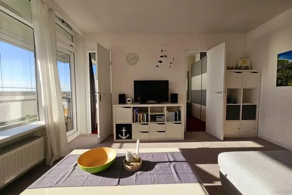 Gemütliches Wohnzimmer mit modernem TV und einladender Atmosphäre. Panoramic Sierksdorf Bayview
