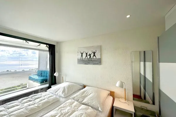 Modernes Schlafzimmer mit traumhaftem Blick auf die Terrasse. Panoramic Sierksdorf Bayview